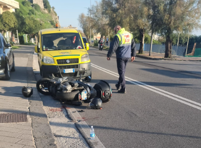 Salerno, schianto sul Lungomare Tafuri: ragazza in ospedale