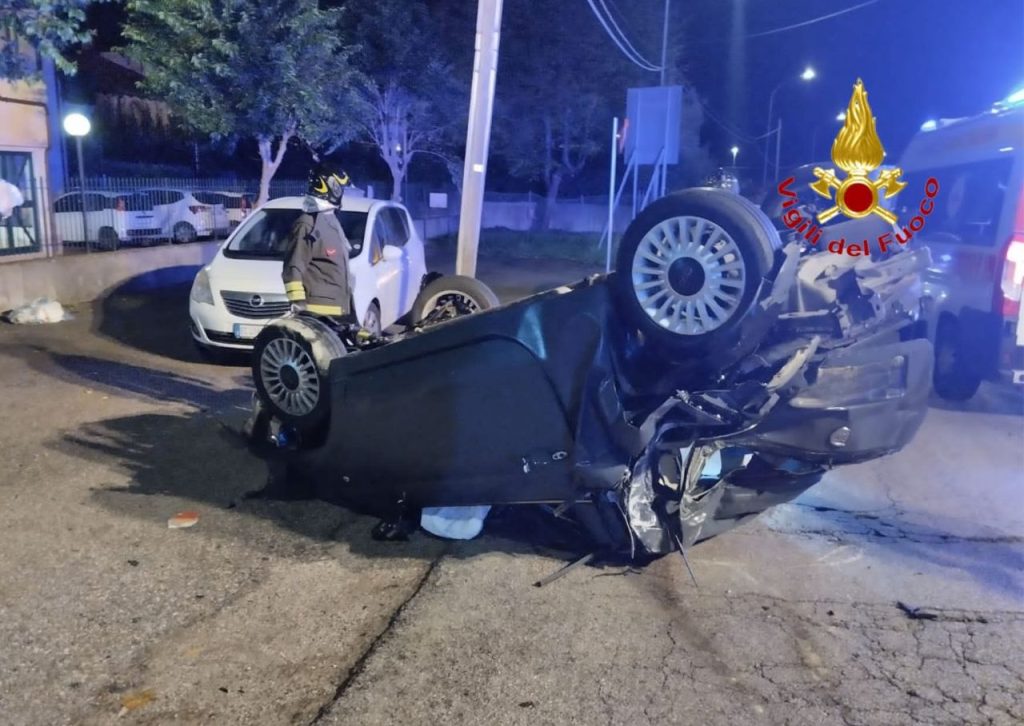 Auto si ribalta a Giffoni Sei Casali, gravemente ferito un giovane