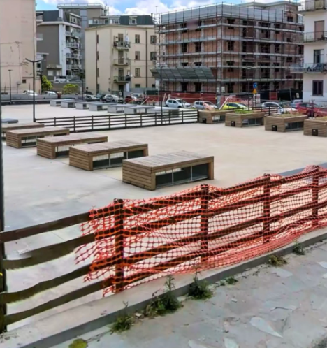 Eboli, quattro bossoli in piazza Regione Campania