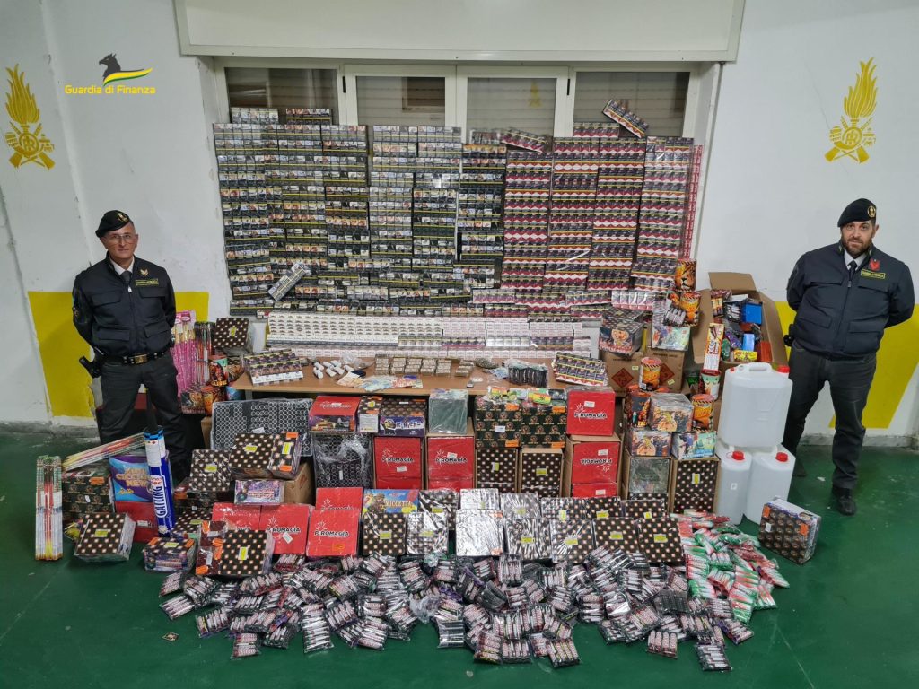 Esplosivi, sigarette, droga e soldi falsi: maxi sequestro a Pagani