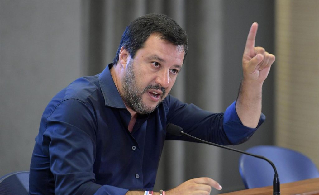 Cucciolo salvato in un torrente a Cava de’ Tirreni, Salvini: «Inasprire pene»