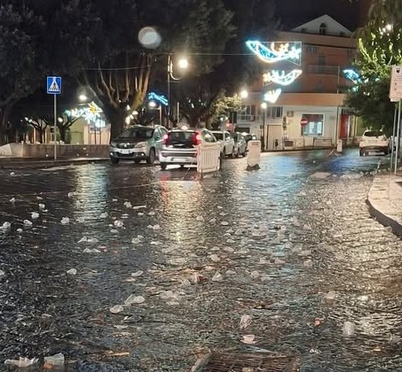 Eboli, brindisi della vigilia: discarica di bicchieri