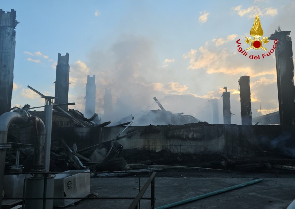 Incendio a Salerno Pulita: puzza di rifiuti avvolge la città