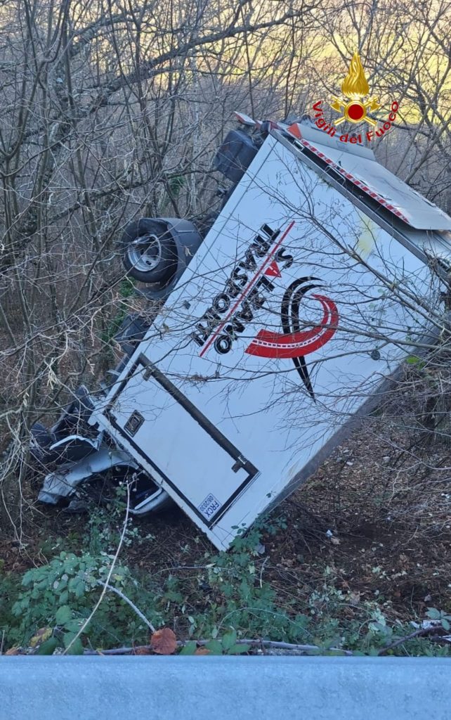 Montesano sulla Marcellana, schianto tra veicoli: furgone finisce in scarpata