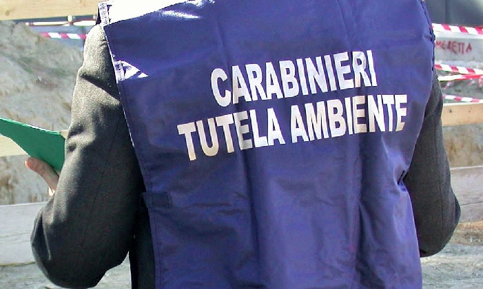Azienda di infissi sotto sequestro: rifiuti pericolosi e assenza di autorizzazioni