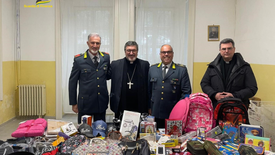 La Finanza dona 110mila articoli di abbigliamento alla Caritas