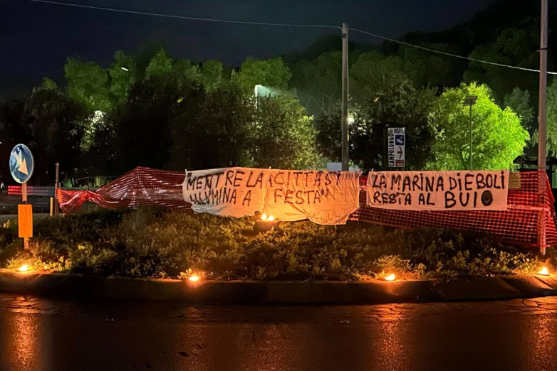 Eboli, litorale al buio: fuoco amico su Conte