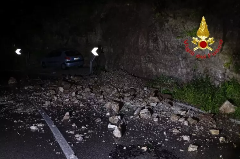 Massi sulla carreggiata, chiusa la Statale Amalfitana
