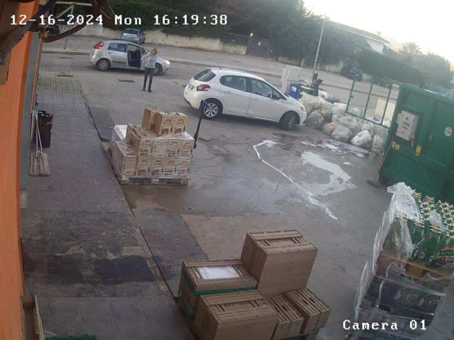 Battipaglia, ruba cesti di Natale dal piazzale del market