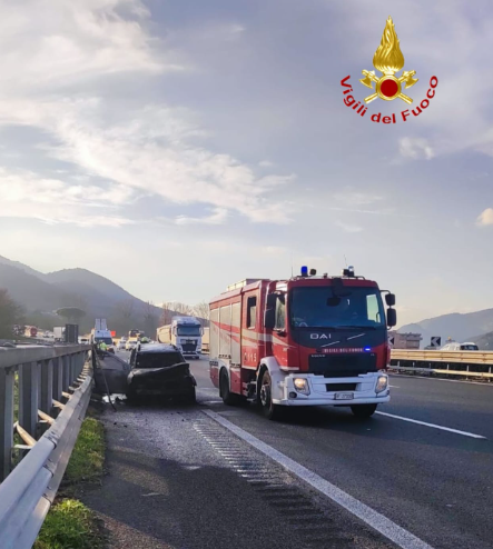 Auto in fiamme sull’A30, salvo il conducente