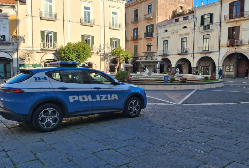 Cava de’ Tirreni, aggredisce usciere del Comune: arriva la polizia