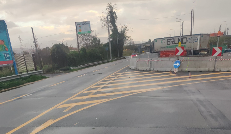 Nuova rotatoria a Fuorni, il traffico va già in tilt