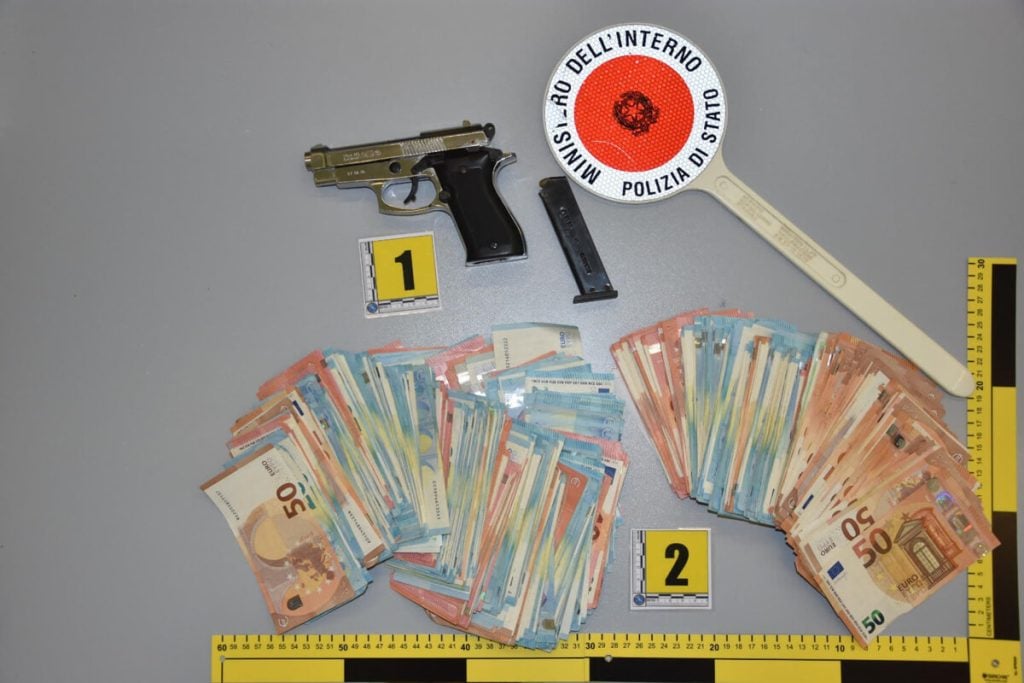 Pagani, nasconde una pistola e pezzi di veicoli rubati: preso