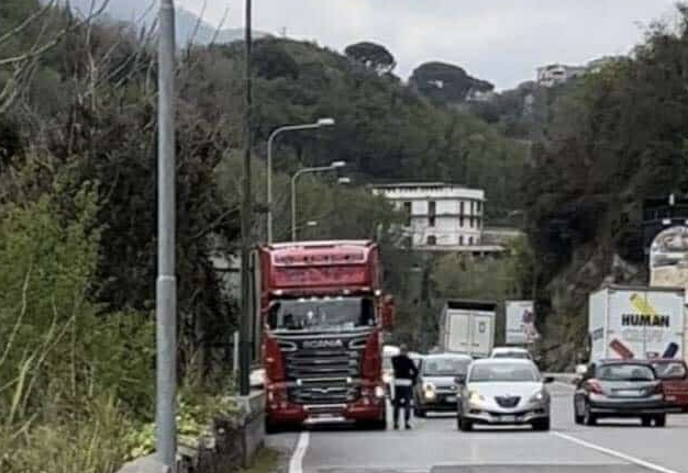 Cava de’ Tirreni invasa dai tir: Servalli “chiude” l’ex Statale