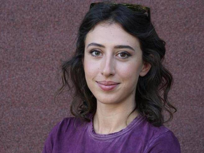 Cecilia Sala è libera: giornalista in volo verso l’Italia