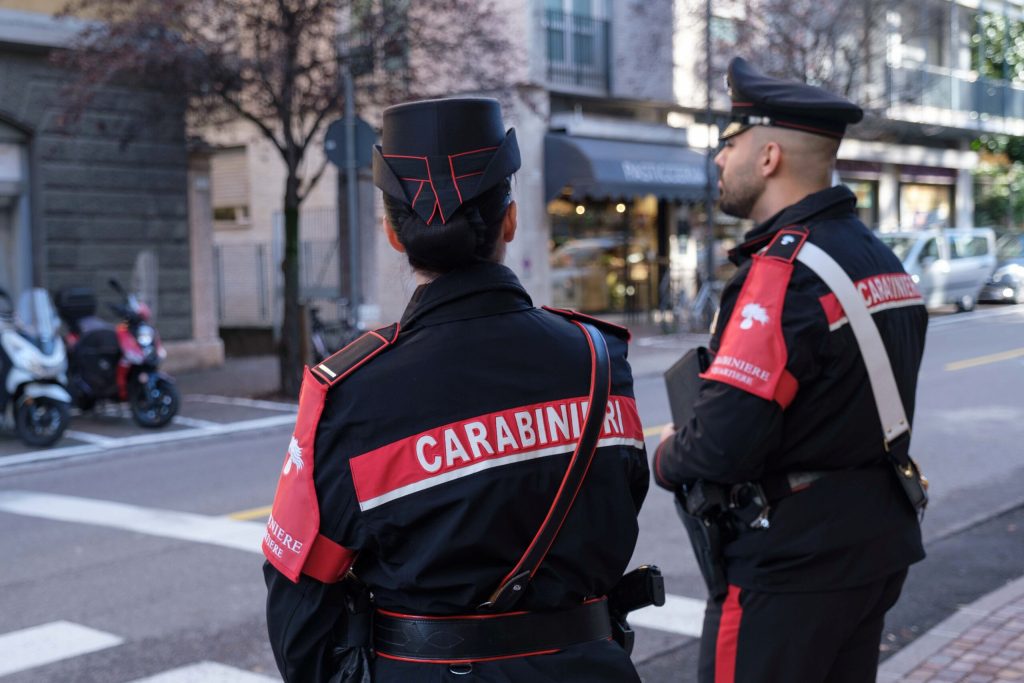 Bambino di 7 anni perde i sensi in auto: soccorso dai carabinieri