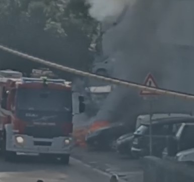 Cava de’ Tirreni, auto in fiamme in via XXV Luglio