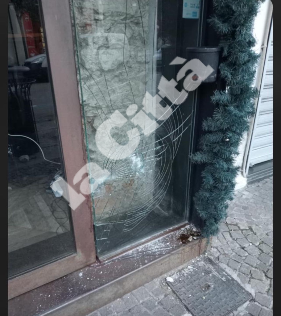 Eboli, vandali danneggiano porta di un bar