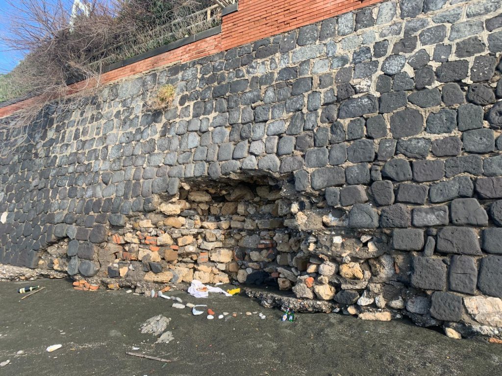 Salerno, la “grotta” del Lungomare adesso fa paura