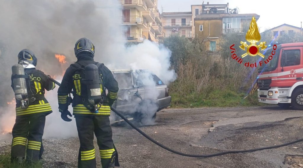 Pontecagnano, auto a fuoco in via Diaz