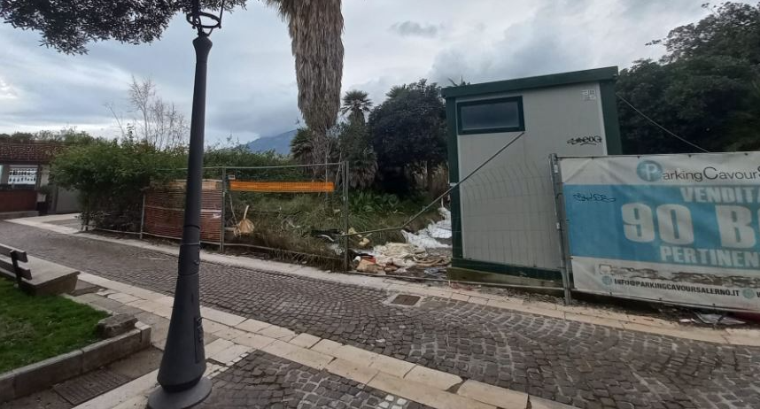 Salerno, cantiere abbandonato sul Lungomare