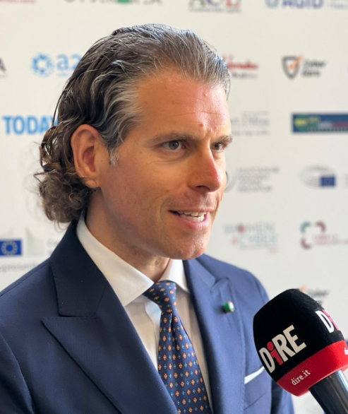 De Rosa: «Le ideologie ci stanno portando al buio»