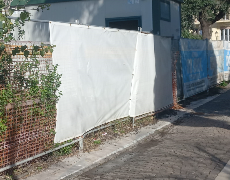 Piazza Cavour, solo una toppa al degrado nel cuore di Salerno