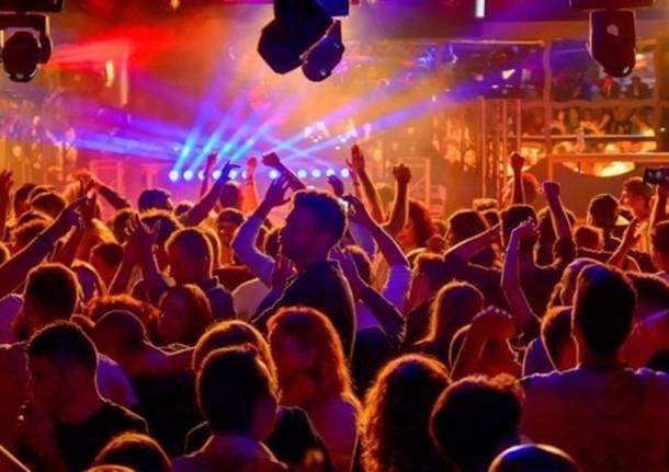 Serata musicale, adolescenti intossicati: chiusa discoteca a Salerno