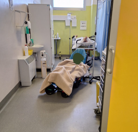 Niente letto per l’anziana: ambulanza bloccata tre giorni