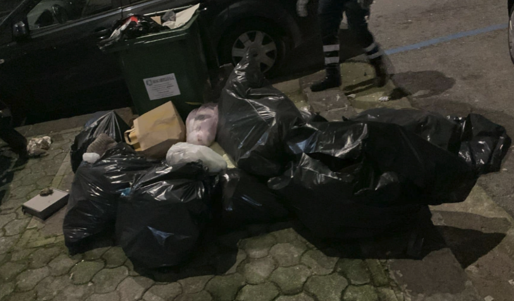 Differenziata a Salerno, è guerra ai sacchi neri