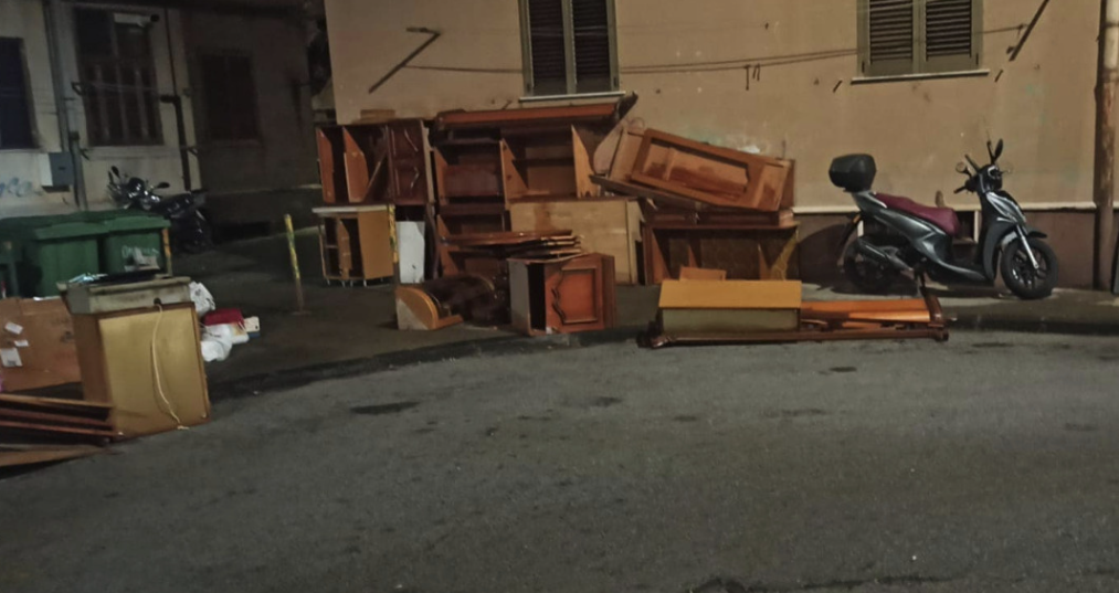 Salerno, salotto di casa “arreda” una strada: «Ora ti scoveremo»