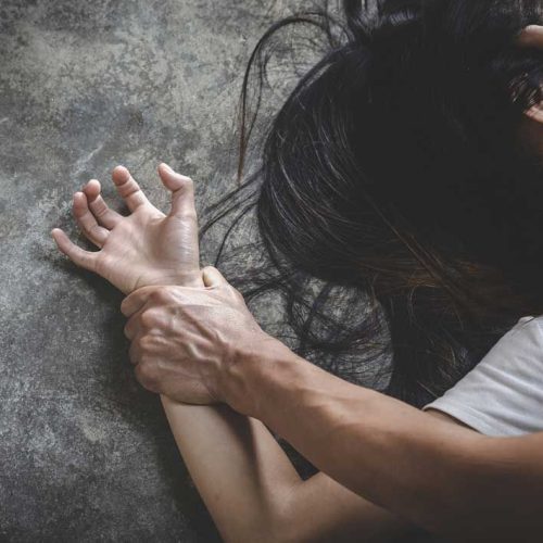 Aggredisce la sorella con una mazza da baseball: arrestato