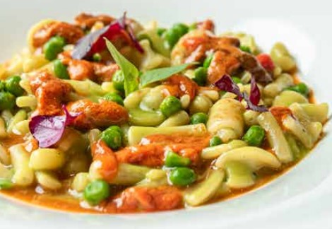 Pasta mista con ricci di mare e piselli