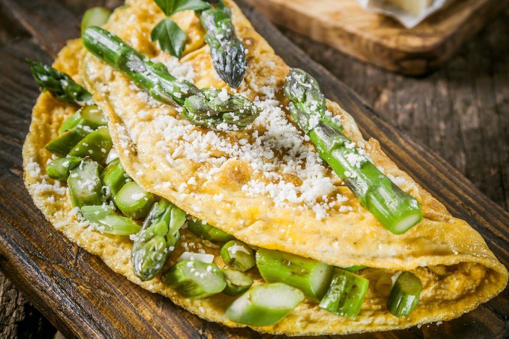 Omelette asparagi e caciocavallo