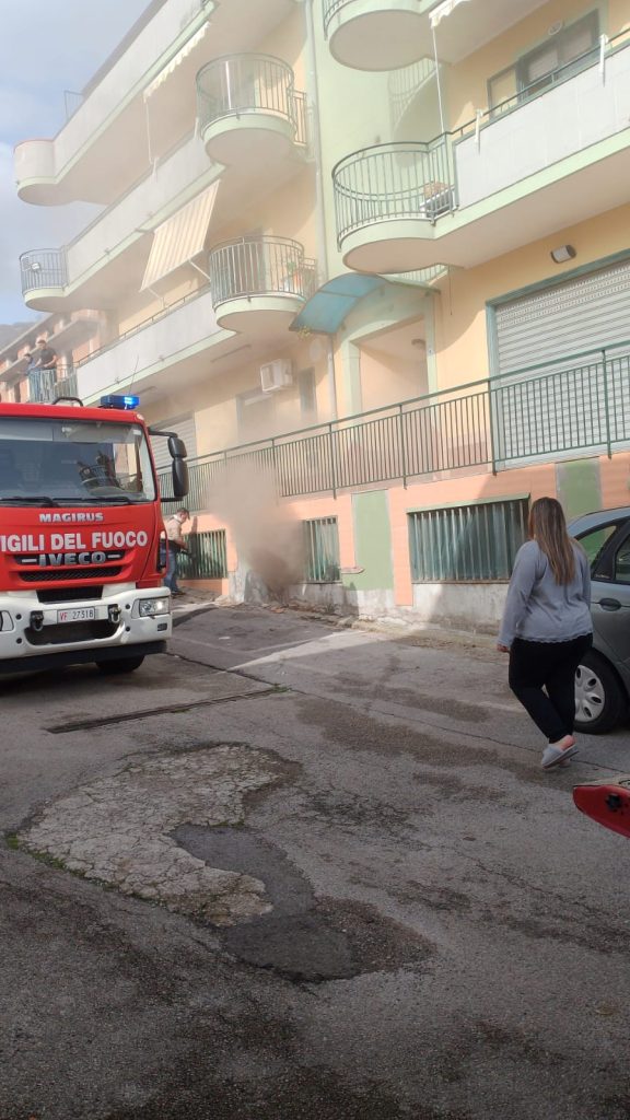 Incendio al Quadrivio di Campagna: cinque intossicati