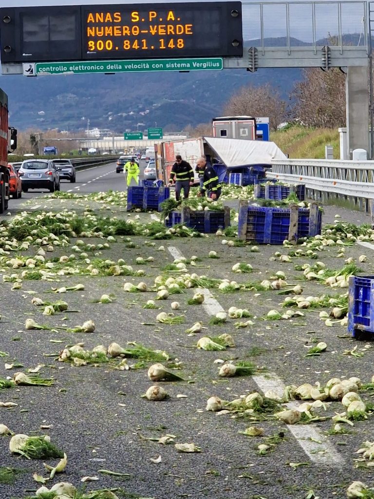 Pontecagnano, tir perde carico in autostrada
