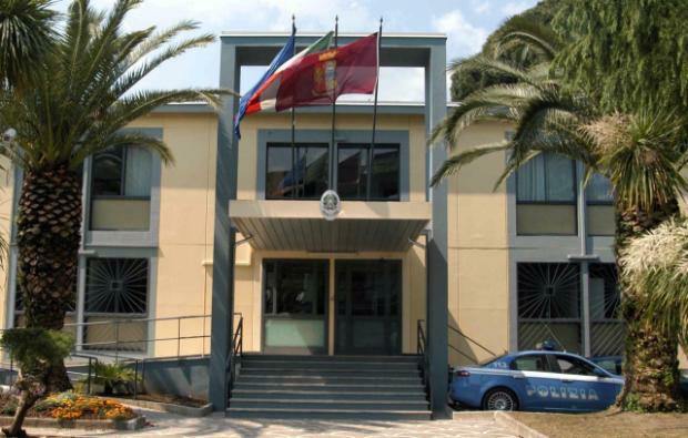 Cava de’ Tirreni, scritte contro la polizia: scatta l’indagine