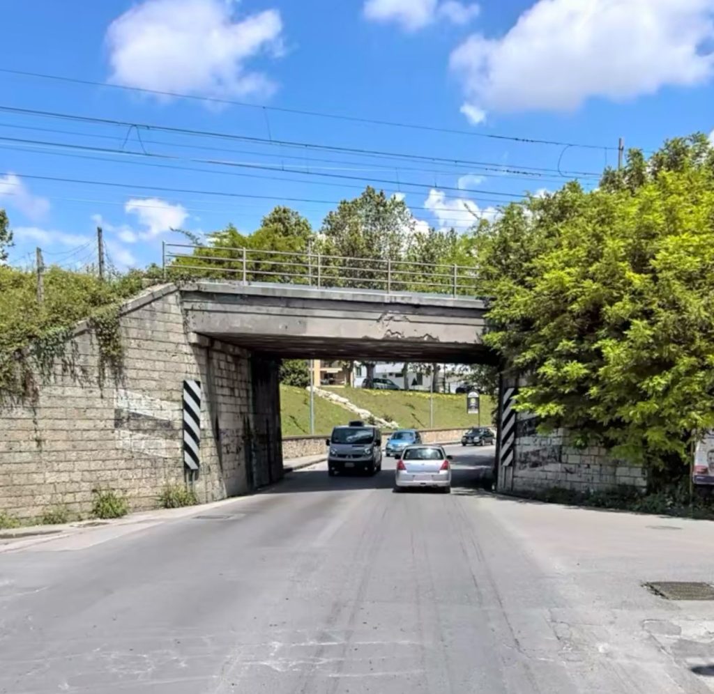 Eboli, «Il sindaco Conte si incateni al ponte»