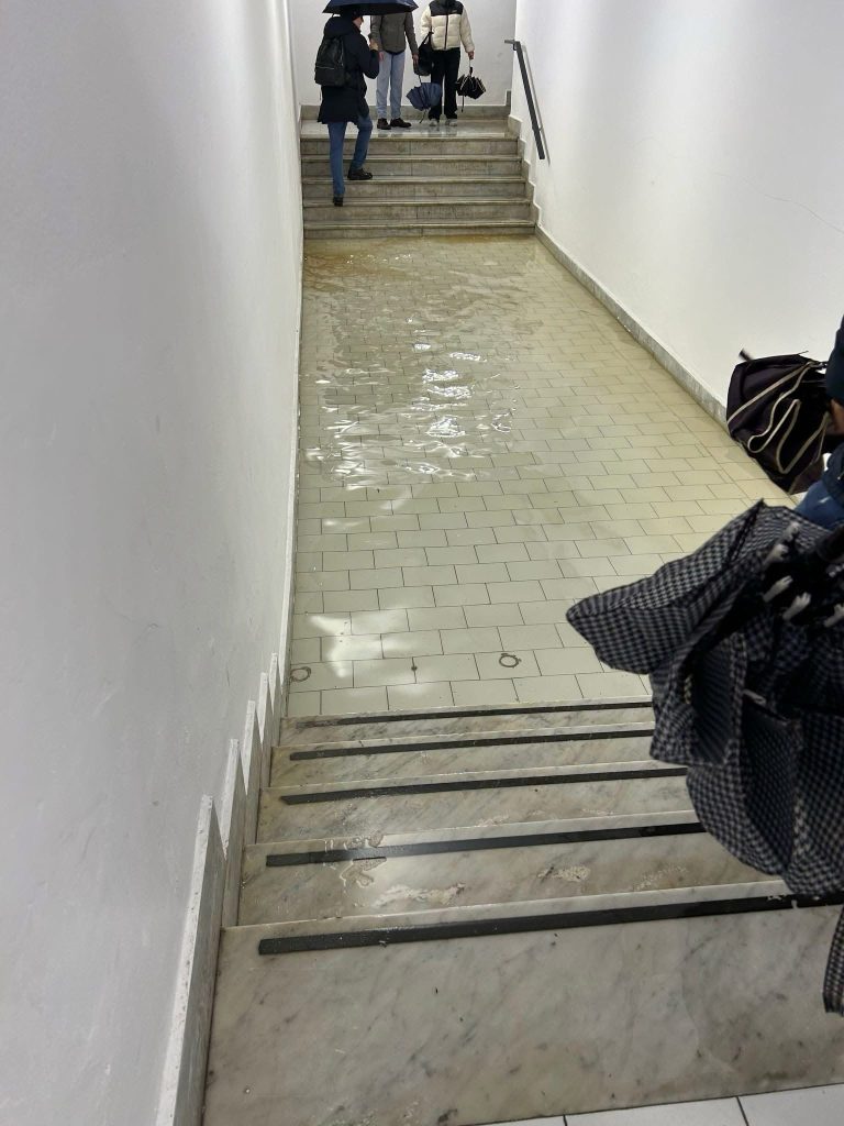 Pontecagnano, allagato il sottopasso della stazione