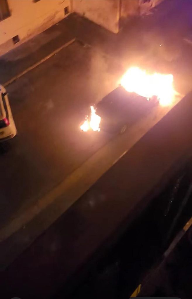 Eboli, auto in fiamme nel rione Pescara