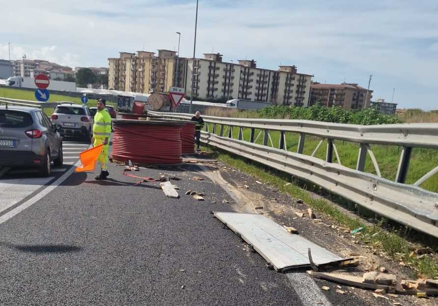 Battipaglia, camion perde carico all’uscita dell’autostrada