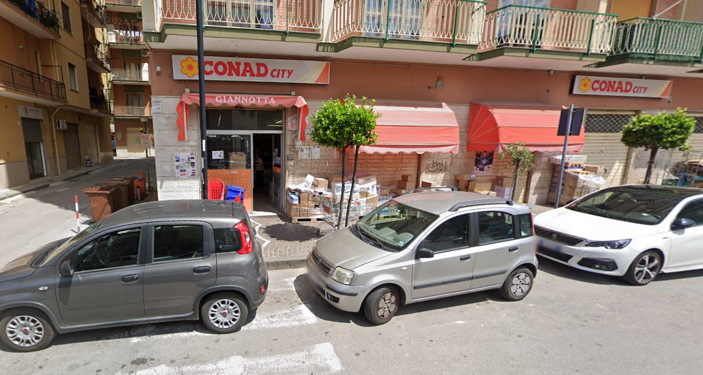 Mercato San Severino, si finge cliente e rapina il supermercato