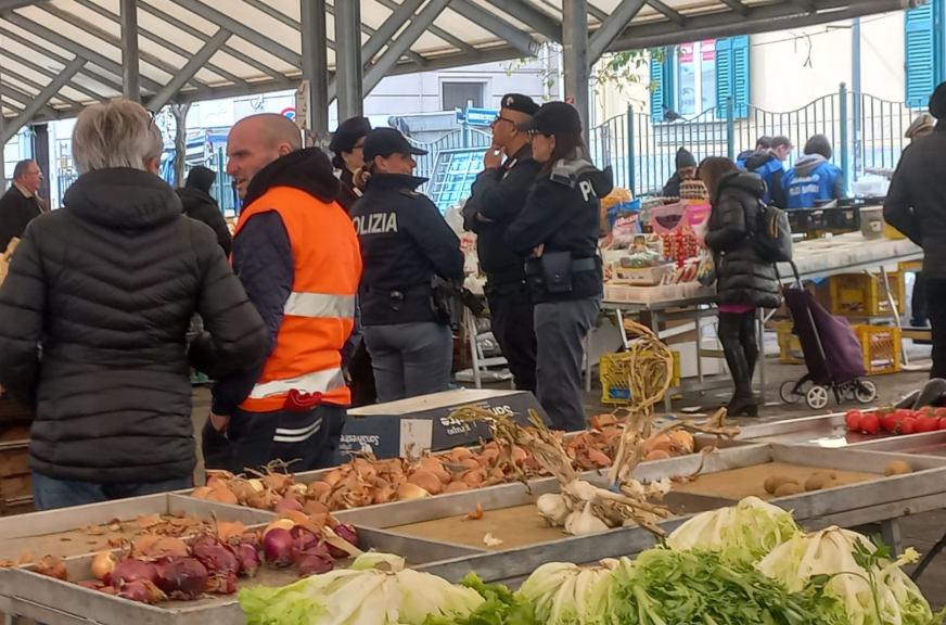 Salerno, nuovo blitz al mercato: multe e sequestri