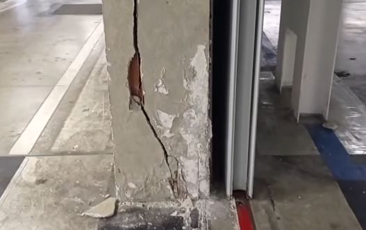Piazza della Libertà a Salerno, ora spuntano le crepe in un pilastro