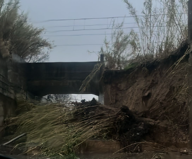 Eboli, crolla costone al Rione Pescara