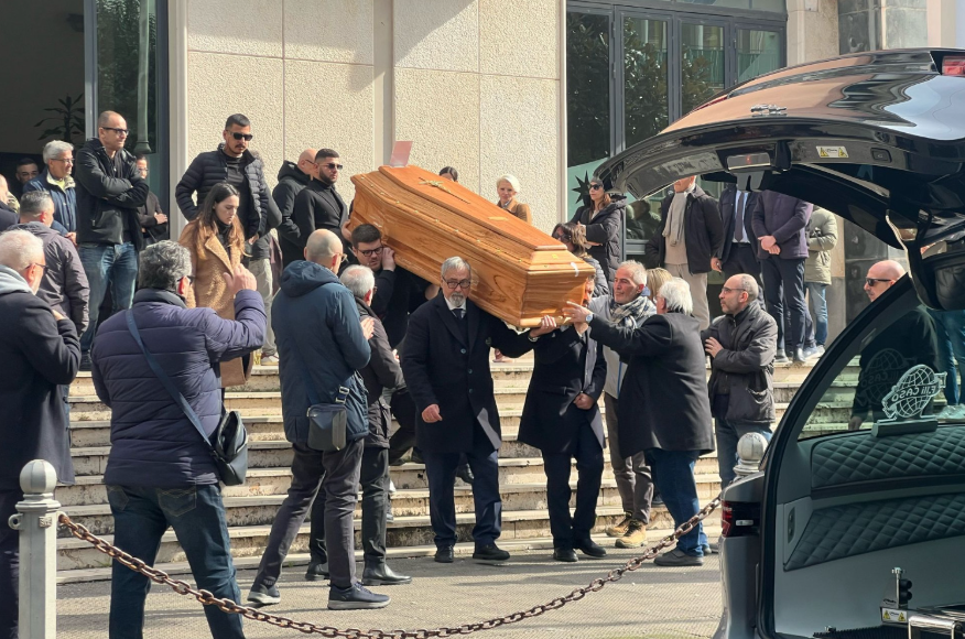 La tragedia di Carla, il figlio: «Era la mia vita, un dolore queste accuse»