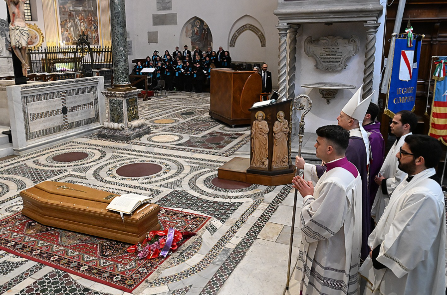 Il popolo saluta il suo vescovo: «Grazie don Gerardo Pierro»