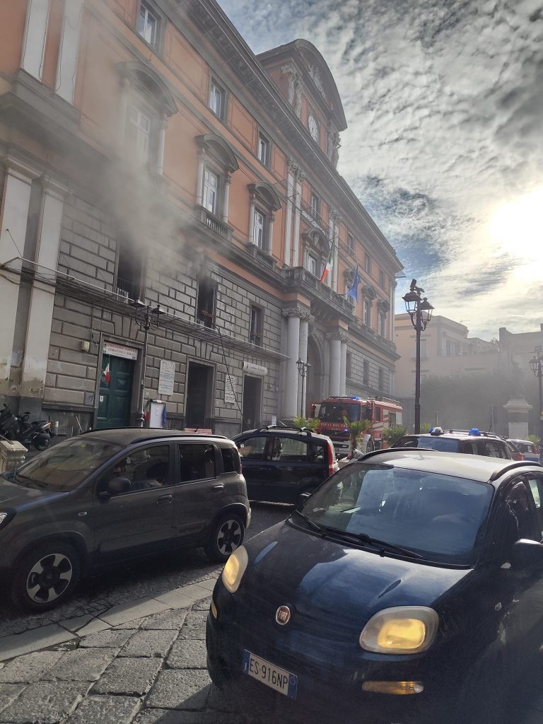 Scoppia un incendio al Comune di Sarno