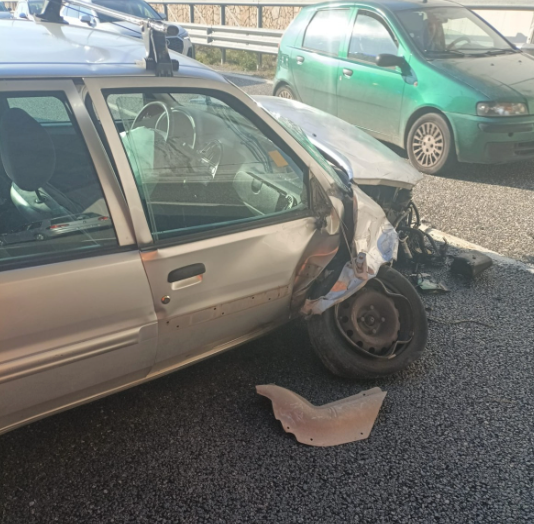 Contursi, sassi dal cavalcavia: l’auto sbanda sulla “A2”
