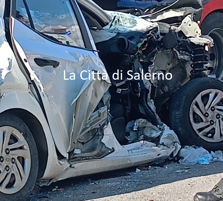 Schianto tra auto e due camion a Battipaglia: muore 80enne